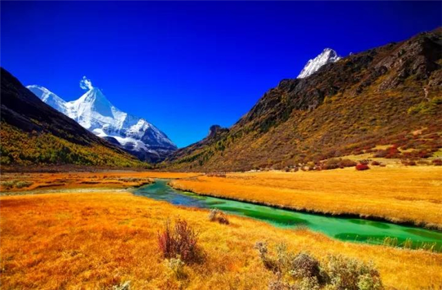 云南露營場地：稻城亞丁的秋天， 美到炸裂了?。?！