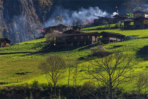 美麗紅河夜，見證發(fā)展中的紅河。